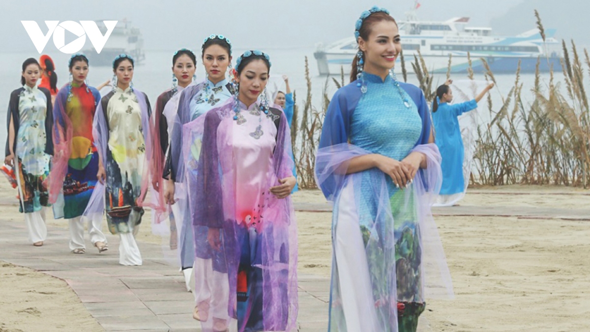 Ao Dai Festival excites crowds in Quang Ninh province